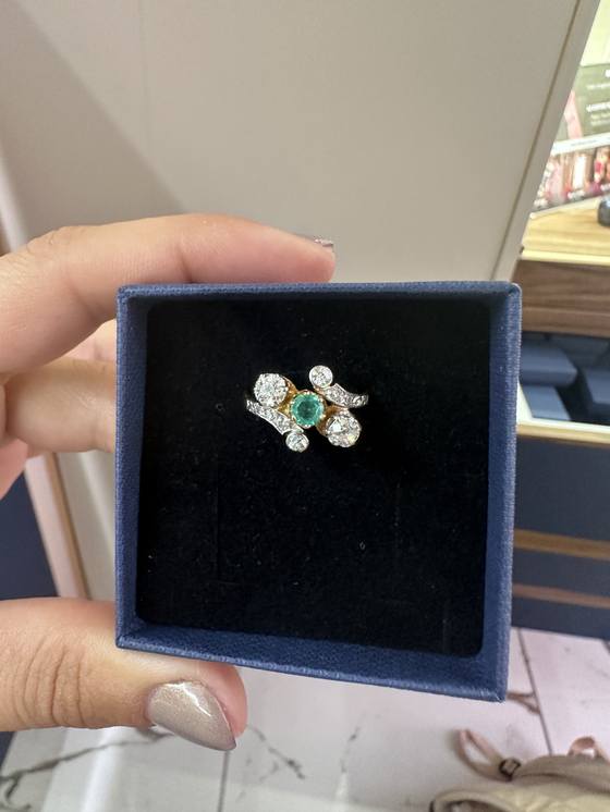 Bague sertie de diamants et d'une émeraude, pierre remise en place à l'Atelier Baratte