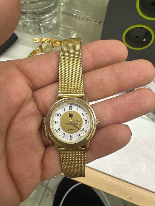 Montre LIP dorée à bracelet maille milanaise, entretenue à l'Atelier Baratte